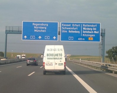 Bérelt teherautónk az autópályán Bérelt teherautónk az autópályán