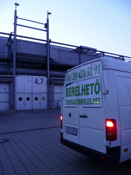 Lipcsében bérelt teherautóval Bérelt teherautóval Lipcsében